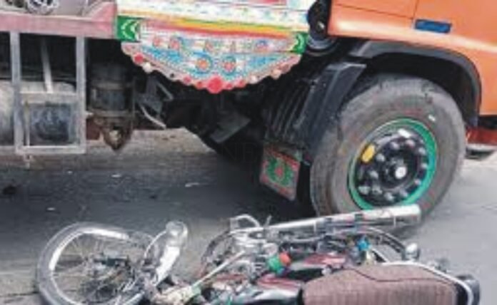 Bloody water tanker accident in Karachi kills 2 young motorcyclists