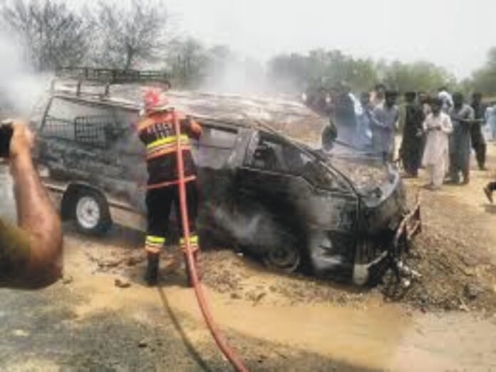 Una camioneta llena de estudiantes femeninas se incendió, matando a una y hiriendo a ocho.